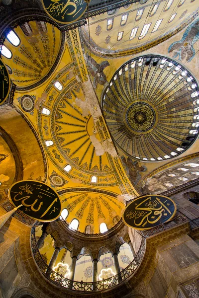 Intérieur de la mosquée Hagia Sophia à Istanbul - position verticale — Photo