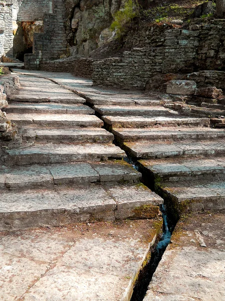 Crack entre placas que van hacia abajo — Foto de Stock