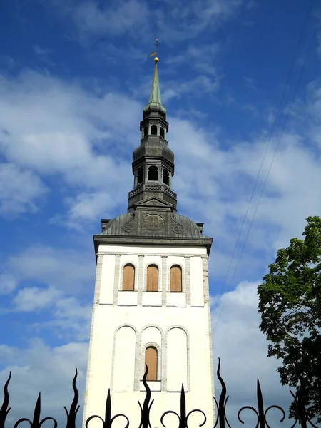 Нигулистская церковь в старейшей части Таллинна — стоковое фото