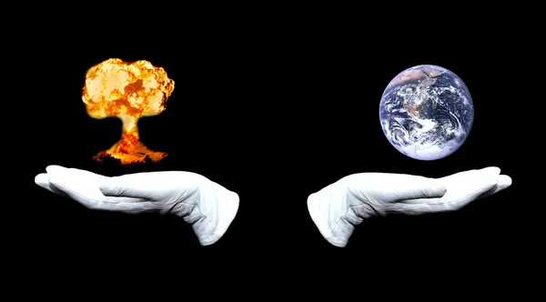 Земля против ядерного взрыва — стоковое фото