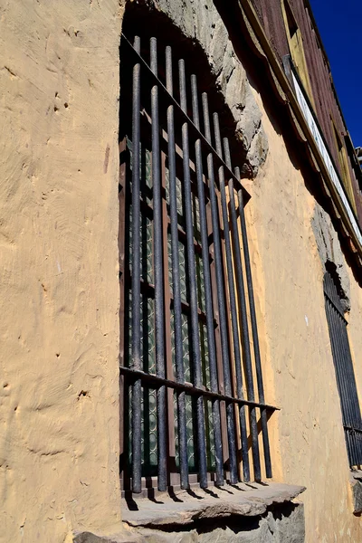 Verjaard venster — Stockfoto