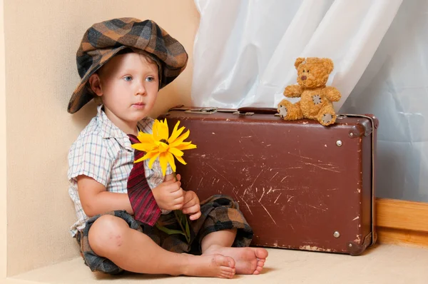 Schattige kleine jongen met de bloem. Hij is het dragen van een hoed. — Stockfoto