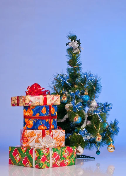 Nyår presenter i Festlig förpackning under trädet. — Stockfoto