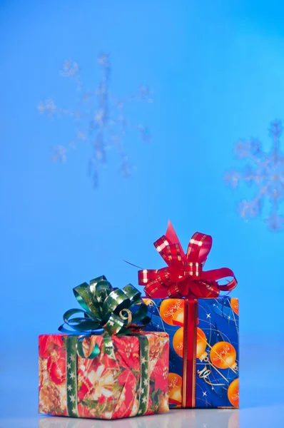 Cadouri de Anul Nou în ambalaje festive — Fotografie, imagine de stoc