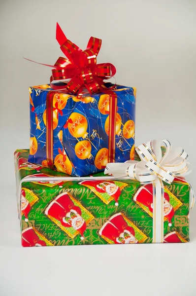 New Year's geschenken in feestelijke verpakking — Stockfoto