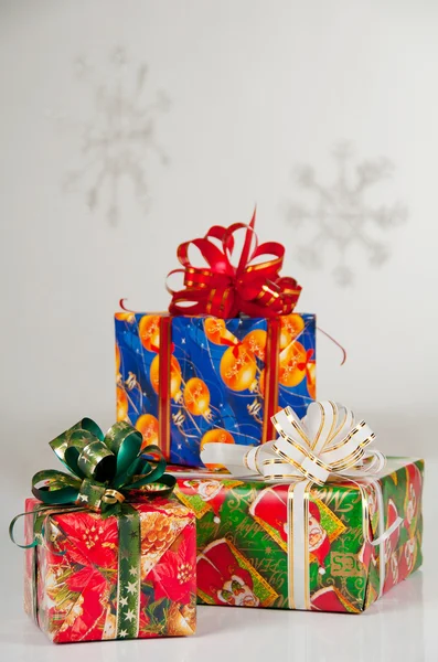 Presentes de Ano Novo em embalagens festivas. Caixa vermelha com fita verde, azul — Fotografia de Stock