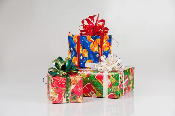 Δώρα της Πρωτοχρονιάς σε εορταστική συσκευασία. κόκκινο κουτί με πράσινο κορδέλα, μπλε — Φωτογραφία Αρχείου