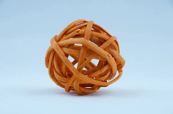 Brun dekorativ ball laget med flettverk på hvit bakgrunn – stockfoto