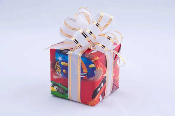Beyaz zemin üzerinde parlak renkli hediye. doğum günü çocuğu için bir hediye — Stok fotoğraf