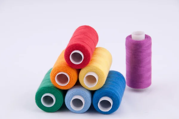 Threads em Babin em um fundo branco. Todas as cores do arco-íris — Fotografia de Stock