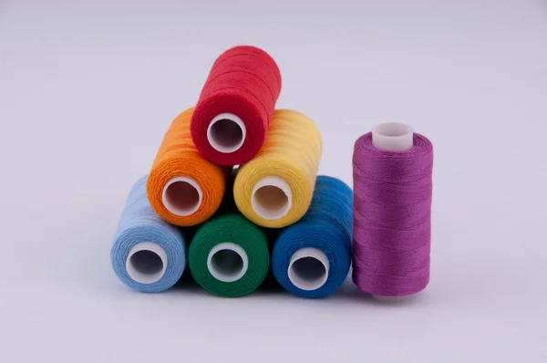 Threads em Babin em um fundo branco. Todas as cores do arco-íris — Fotografia de Stock