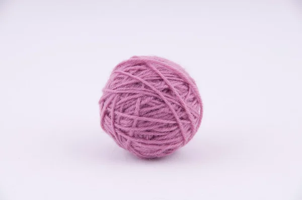 白い背景の上の編み物の毛糸の玉 — ストック写真