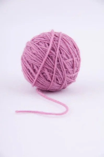 Uma bola de fio para tricotar em um fundo branco — Fotografia de Stock