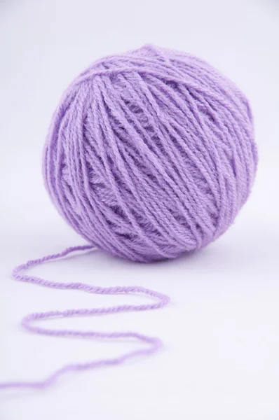Una palla di filato per lavorare a maglia su uno sfondo bianco — Foto Stock