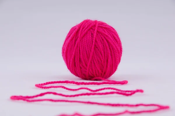 Une boule de fil pour tricoter sur un fond blanc — Photo