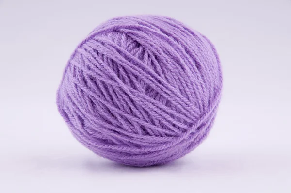 Uma bola de fio para tricotar em um fundo branco — Fotografia de Stock