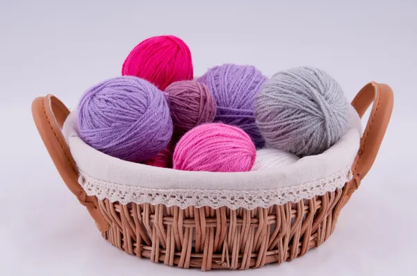 Uma bola de fio para tricotar na cesta em um fundo branco — Fotografia de Stock