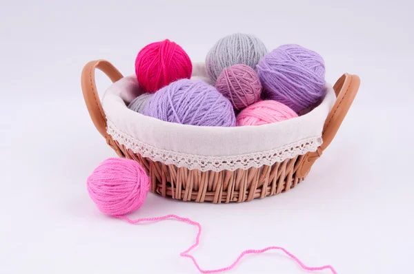 Une boule de fil pour tricoter dans le panier sur fond blanc — Photo