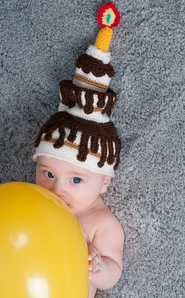 Feliz Cumpleaños. Un niño pequeño con el pastel . — Foto de Stock