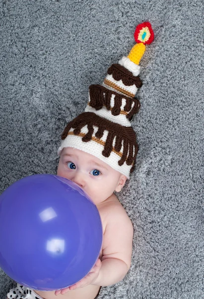 Wszystkiego najlepszego z okazji urodzin. mały chłopiec z ciasta. — Zdjęcie stockowe