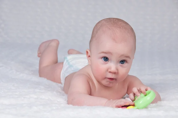 Портрет новонародженого крупним планом з іграшкою в руках . — стокове фото