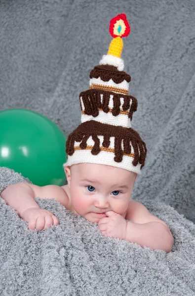 Feliz Aniversário. Um rapazinho com o bolo . — Fotografia de Stock