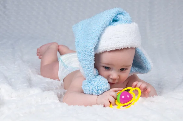 Retrato del recién nacido de cerca con un juguete en las manos . —  Fotos de Stock