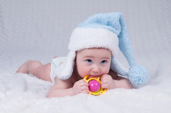 Retrato do recém-nascido de perto com um brinquedo em suas mãos . — Fotografia de Stock
