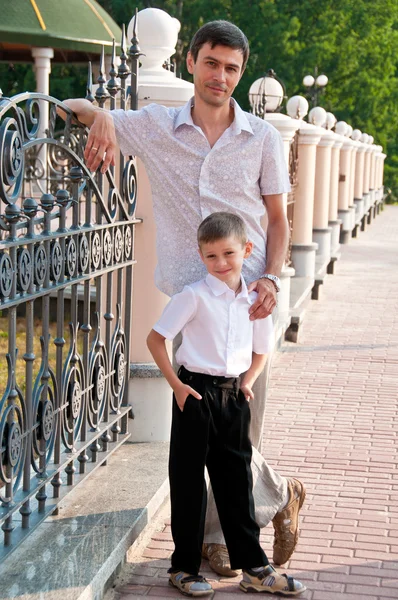 Táta a syn jsou v plné růstu. rodinný portrét. — Stock fotografie