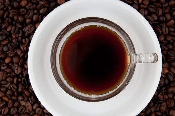 咖啡豆背景下的一杯咖啡 — 图库照片