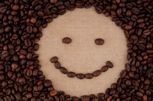 Утренний кофе улыбка настроение, смайлик из кофейных зерен . — стоковое фото