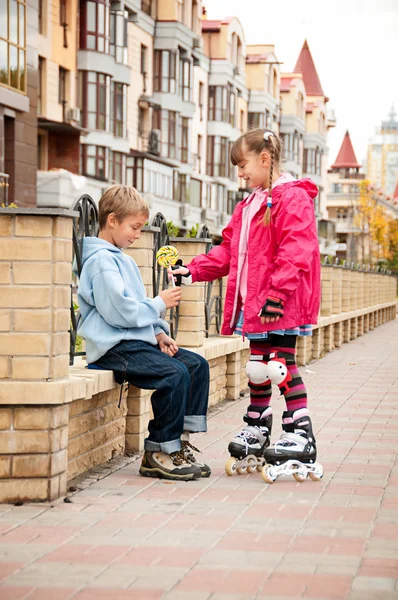 Een meisje met een jongen wandelen in het park. de vriendschap en recreatie. — Stockfoto