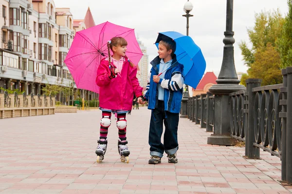 一个女孩和一个男孩在公园散步。友谊和娱乐. — 图库照片