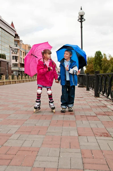 En flicka med en pojke som promenader i parken. vänskap och rekreation. — Stockfoto