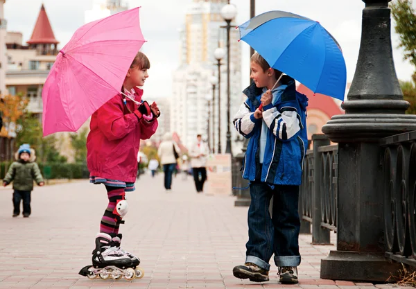 stock image A girl with a boy walking in the park. The friendship and recreation.