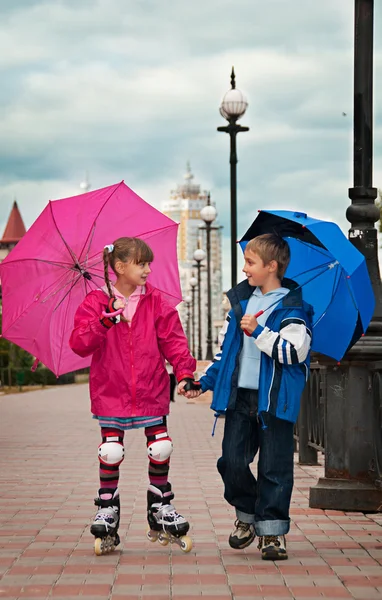 Een meisje met een jongen wandelen in het park. de vriendschap en recreatie. — Stockfoto