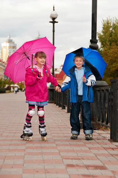 公園を歩いている男の子と女の子。友情とレクリエーション. — ストック写真
