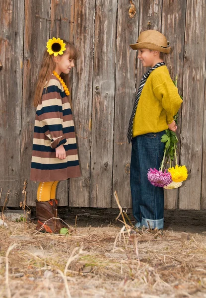 这个男孩给女孩带来了鲜花。第一次的爱. — 图库照片