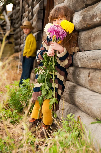 El chico con la chica de pie cerca de una cerca de madera. Primer amor . —  Fotos de Stock