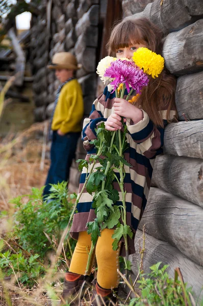 Хлопчик з дівчиною, що стоїть біля дерев'яного паркану. Перше кохання . — стокове фото