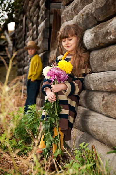 De jongen met het meisje permanent in de buurt van een houten hek. eerste liefde. — Stockfoto