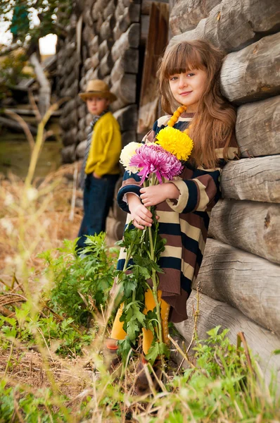 The boy with the girl standing near a wooden fence. First love. — Stock Photo, Image