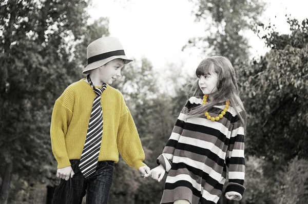 Le garçon avec la fille va sur la route en se tenant la main . — Photo