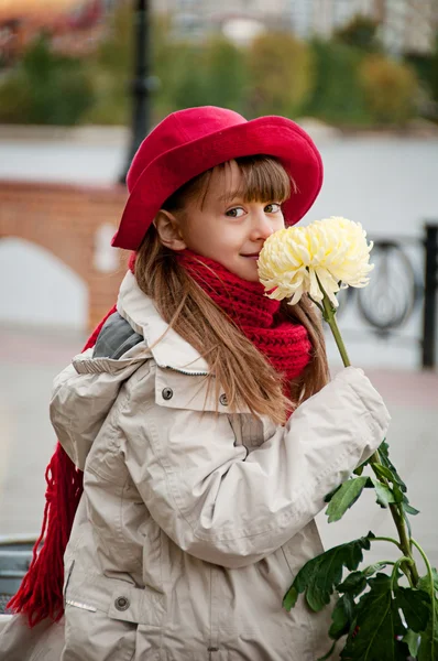 Menina bonita com flor nas mãos. crisântemo — Fotografia de Stock