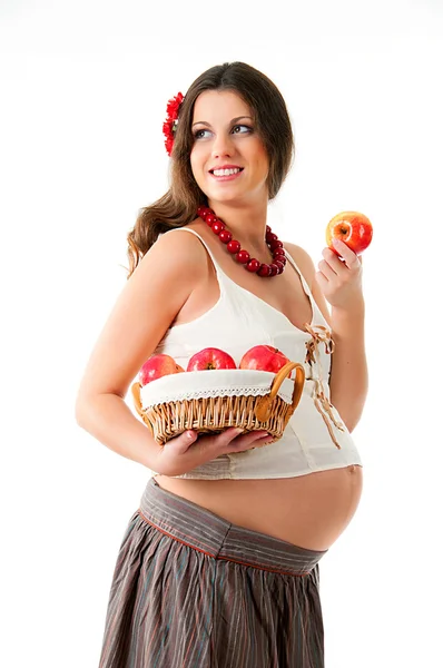 L'image d'une femme enceinte avec un panier de pommes . — Photo