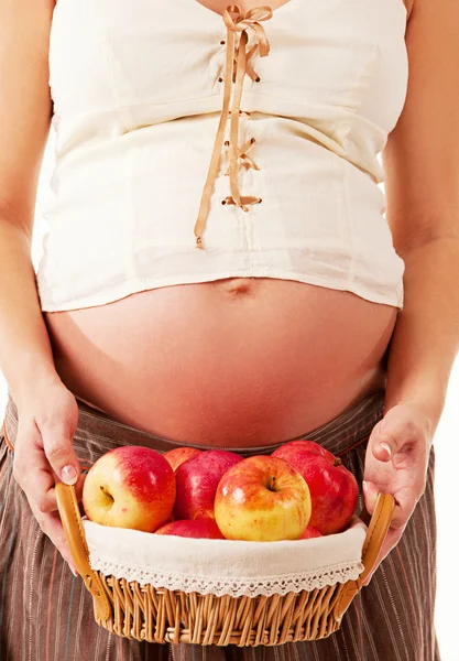 Het beeld van een zwangere vrouw met een mandje van appels. — Stockfoto