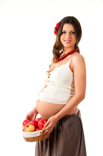 Das Bild einer schwangeren Frau mit einem Korb voller Äpfel. — Stockfoto