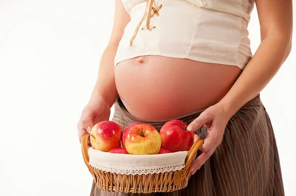 Wizerunek kobiety w ciąży z koszem jabłek. — Zdjęcie stockowe