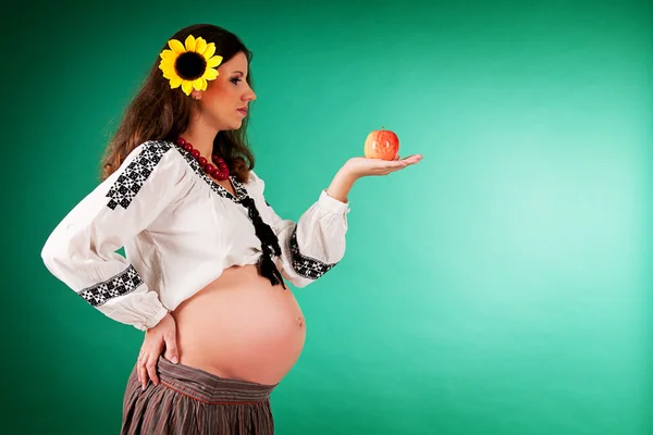Het beeld van een zwangere vrouw met zonnebloemen. etnische stijl. — Stockfoto