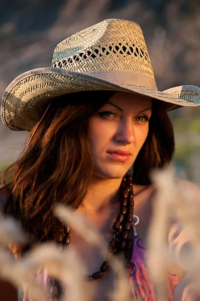 Портрет девушки в ковбойской шляпе . — стоковое фото